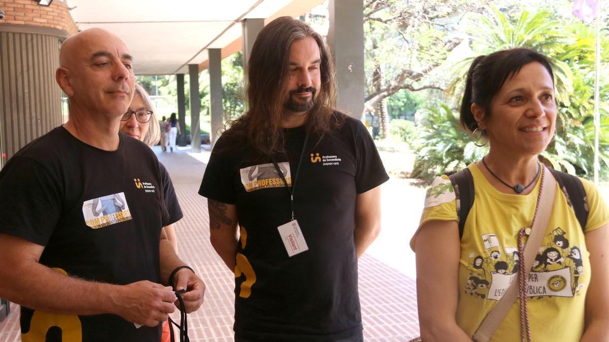 Iolanda Segura, portaveu d'USTEC, amb Ignasi Fernández i Ramiro Gil, de Professors de Secundària, abans de la reunió a Educació