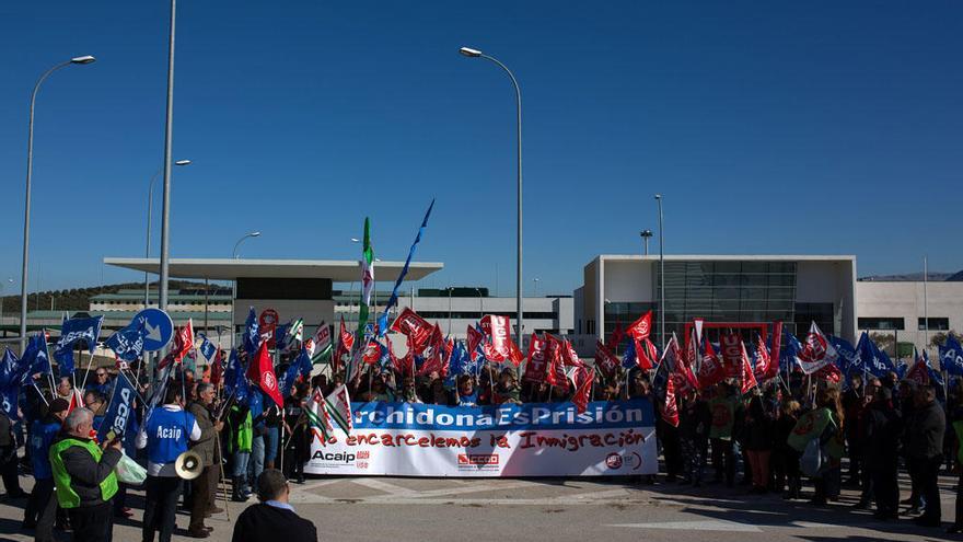 Los sindicatos CCOO, UGT y Acaip, durante la concentración realizada en la puerta de la cárcel de Archidona.