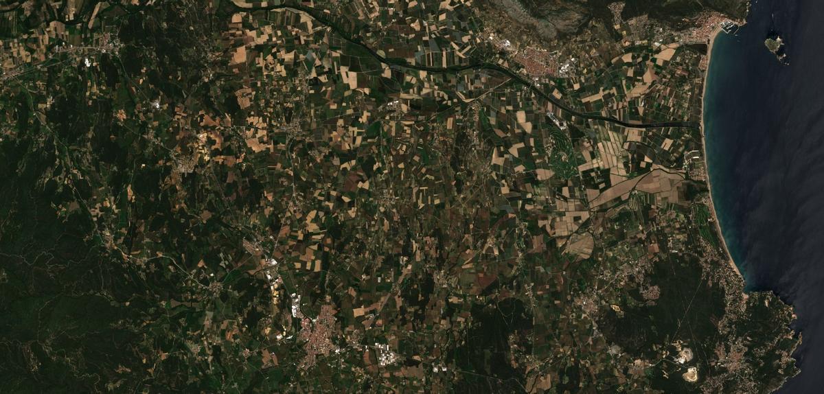 Panorámica parcial del Empordà, con la desembocadura del río Ter y el cabo de Begur, en mayo del 2024.