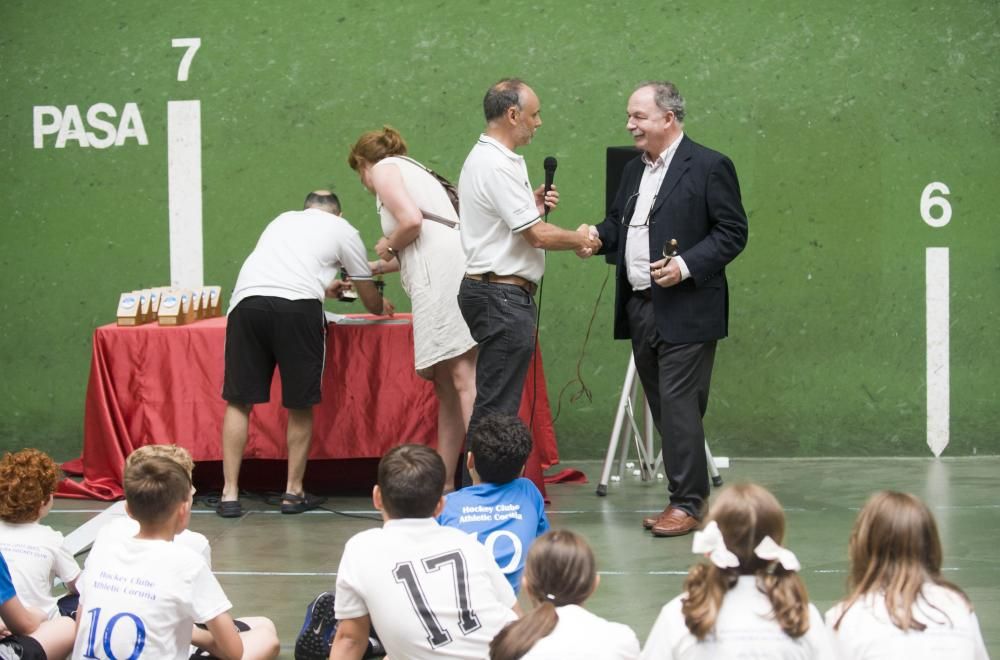 Entrega de trofeos conmemorativos del décimo aniversario del Atlhetic Coruña.