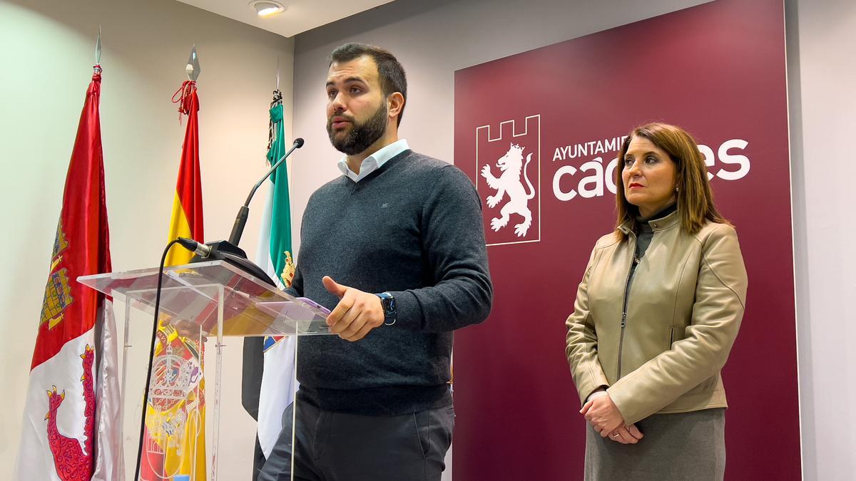 El alcalde de Cáceres, Luis Salaya, esta mañana, explicando el viaje a Bután. Detrás, la directora de Acción Exterior de la Junta, Rosa Balas.