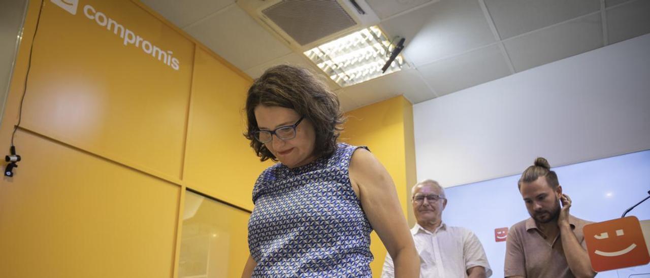 Mónica Oltra abandona la sede de Compromís tras anunciar su dimisión.