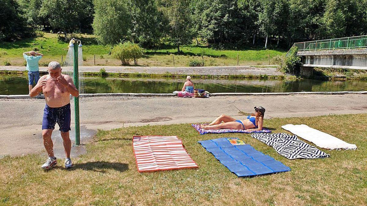 Bañistas en la playa fluvial de Requejo respetan las distancias de seguridad.