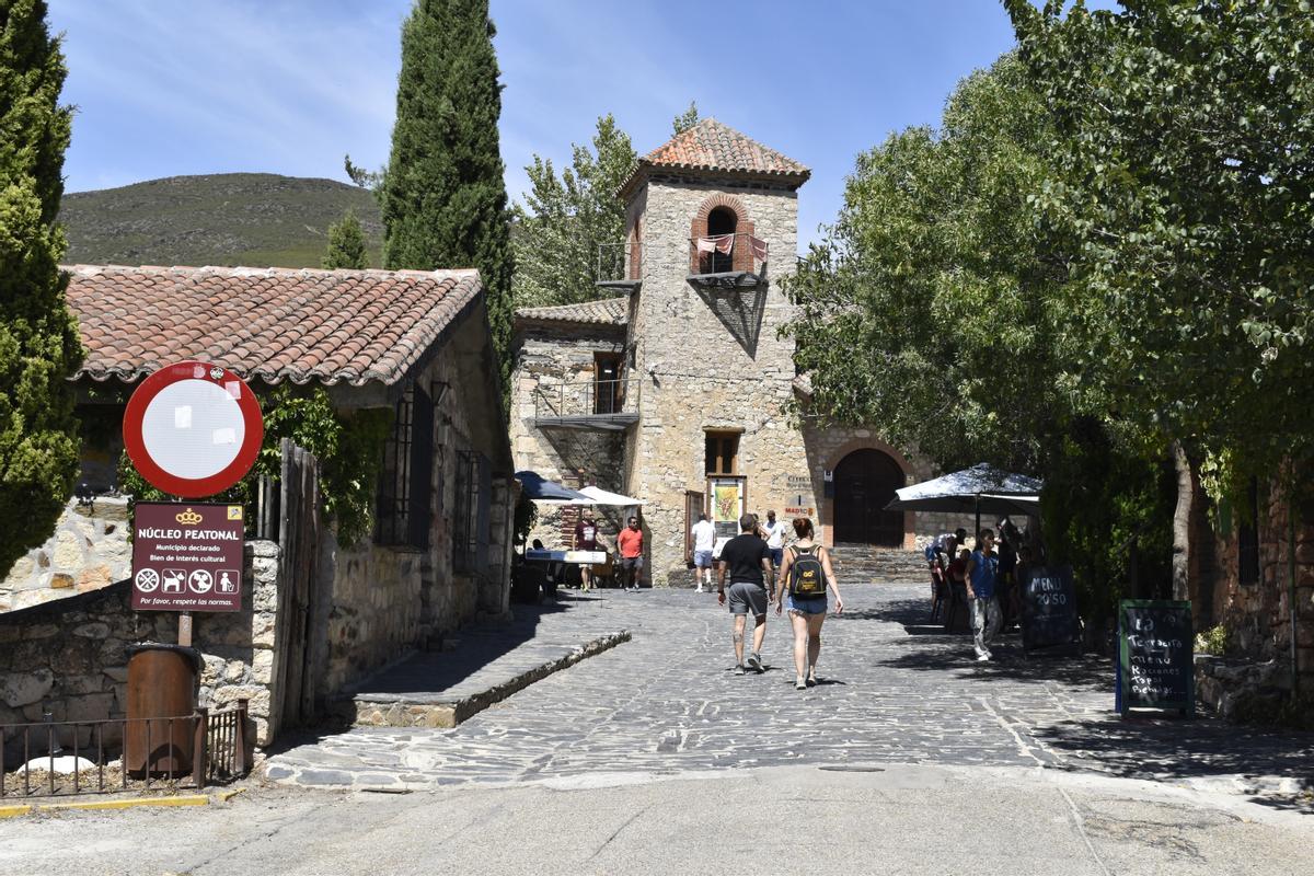 Entrada principal al casco histórico de Patones de Arriba. 