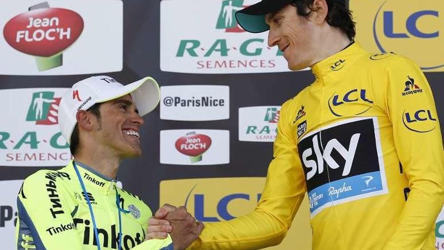 Contador da la mano a Geraint Thomas.