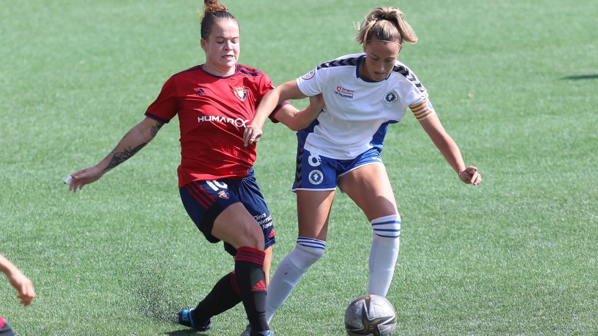 Teresa Rey controla un balón ante una rival en el partido ante el Osasuna en la primera vuelta.