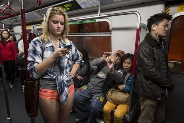 Sesenta ciudades de veinticinco países, entre ellas Madrid, Barcelona y Valencia, se han ido sumando al Día Sin Pantalones en el Metro