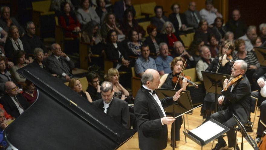 Ivan Fisher, junto al pianista Dimitris Sgouros, dirige a la Orquesta del Festival de Budapest, en el Auditorio.