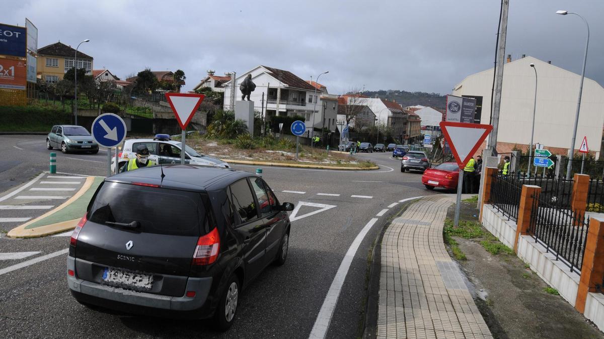 Control de la Guardia Civil, ayer, en la rotonda del Grodo, en Cangas