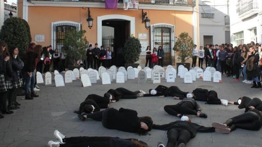 En Villalonga se colocaron ayer 51 lápidas de cartón para recordar a las mujeres asesinadas.