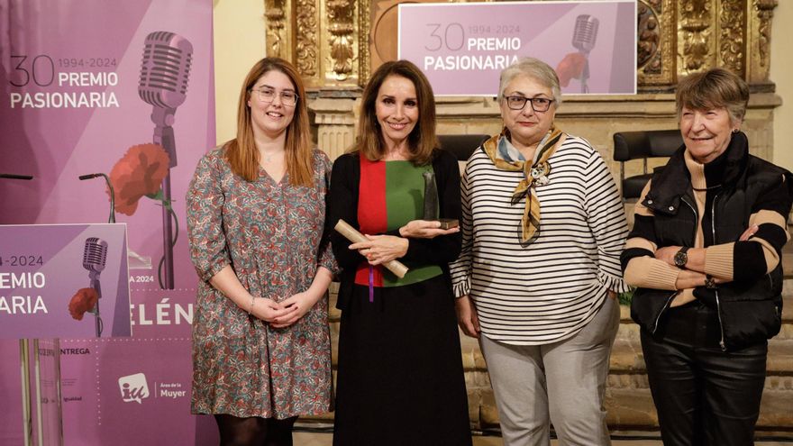 Ana Belén recibe el premio &quot;Pasionaria&quot; en la Colegiata (en imágenes)