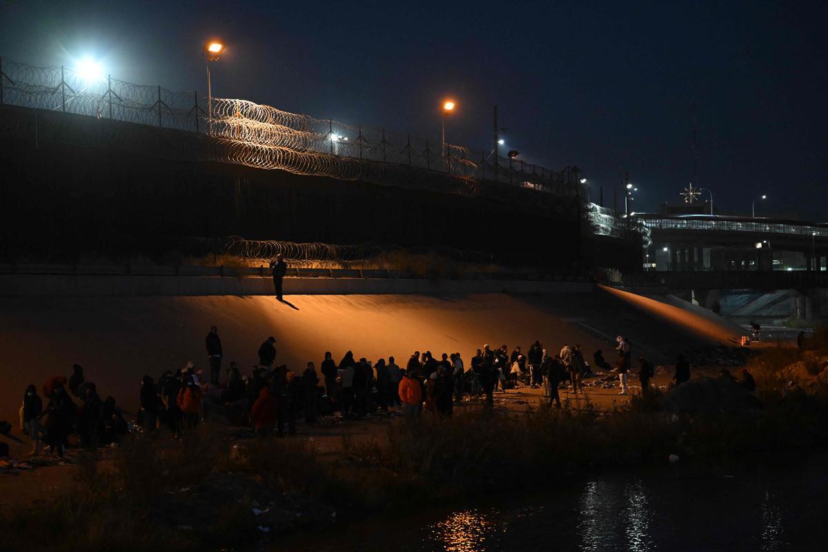 Un aluvión de inmigrantes cruzan Río Grande de Ciudad Juárez (México) a El Paso (Texas) ante un posible cambio en la política migratoria