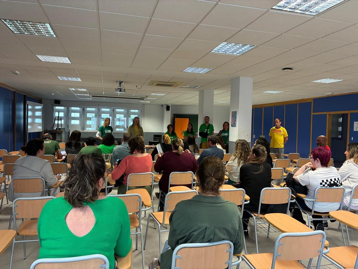 Docentes y familias han asistido a la asamblea abierta en el IES Hort de Feliu de Alginet.