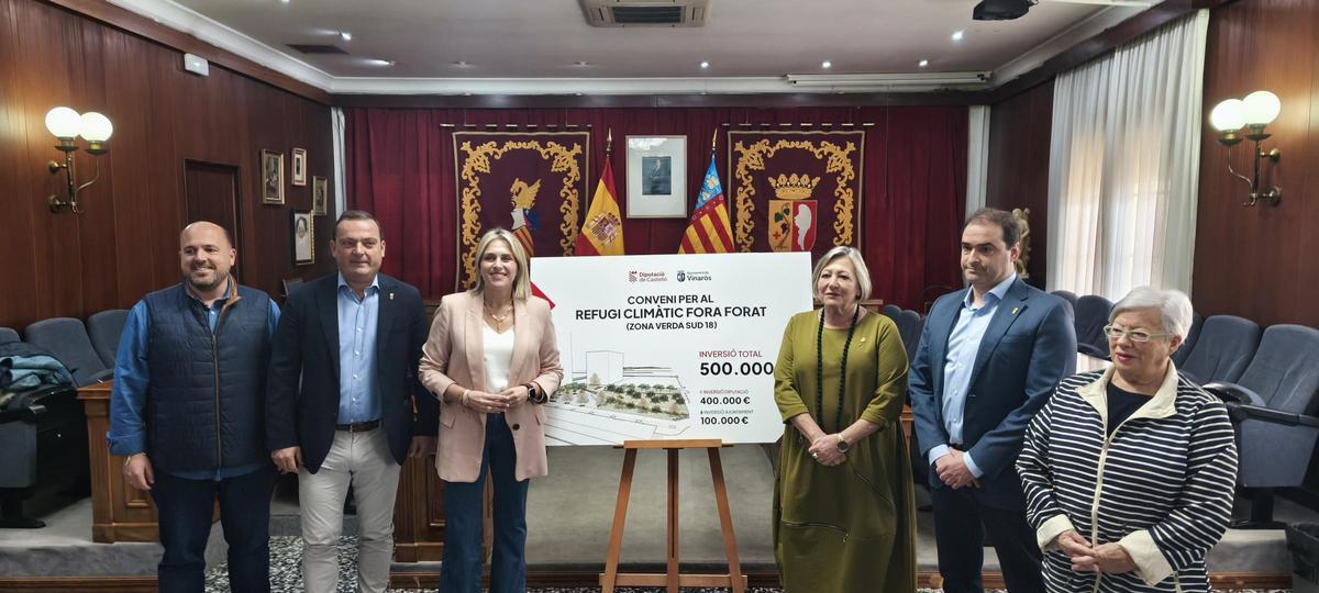 La presidenta de la Diputación de Castellón, Marta Barrachina; y la alcaldesa de Vinaròs, Maria Dolores Miralles; junto al vicepresidente de la Diputación, Andrés Martínez y del vicealcalde Juan Amat, entre otras autoridades municipales.