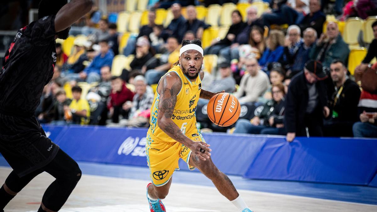 Andrew Albicy conduce el balón en el partido del Granca ante el Granada
