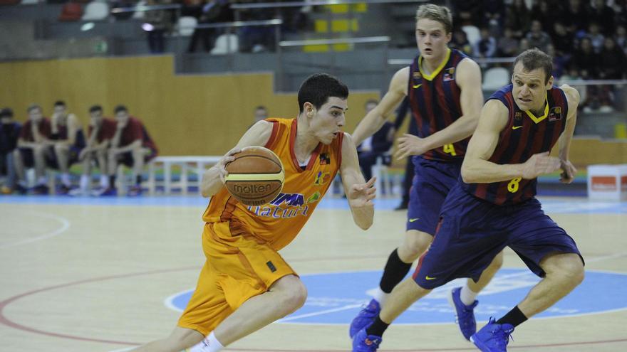 Ángel Hernández bota el balón durante un partido del Básquet Coruña contra el Barcelona B en Riazor en 2014.