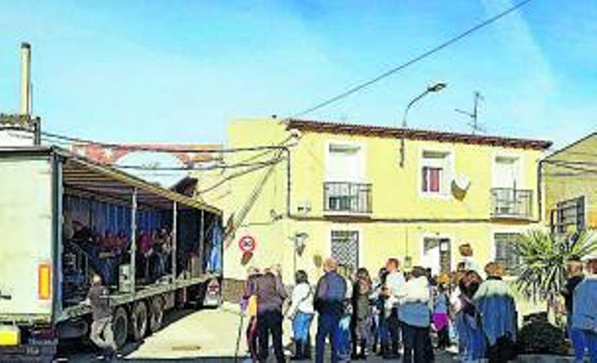 El grupo Bajar a la tierra animó el último vermú del año.