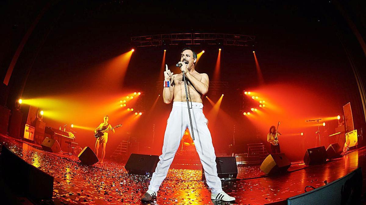 Pablo Padín, en el rol de Freddie Mercury, al frente de Dios Salve a la Reina. | | LP/DLP