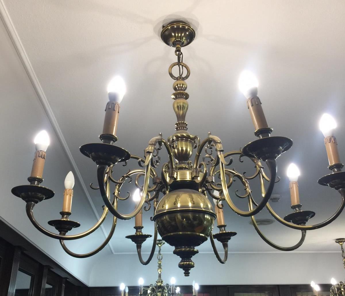 Las «rebajas» del Colegio de Abogados de Vigo: ponen a la venta muebles con historia