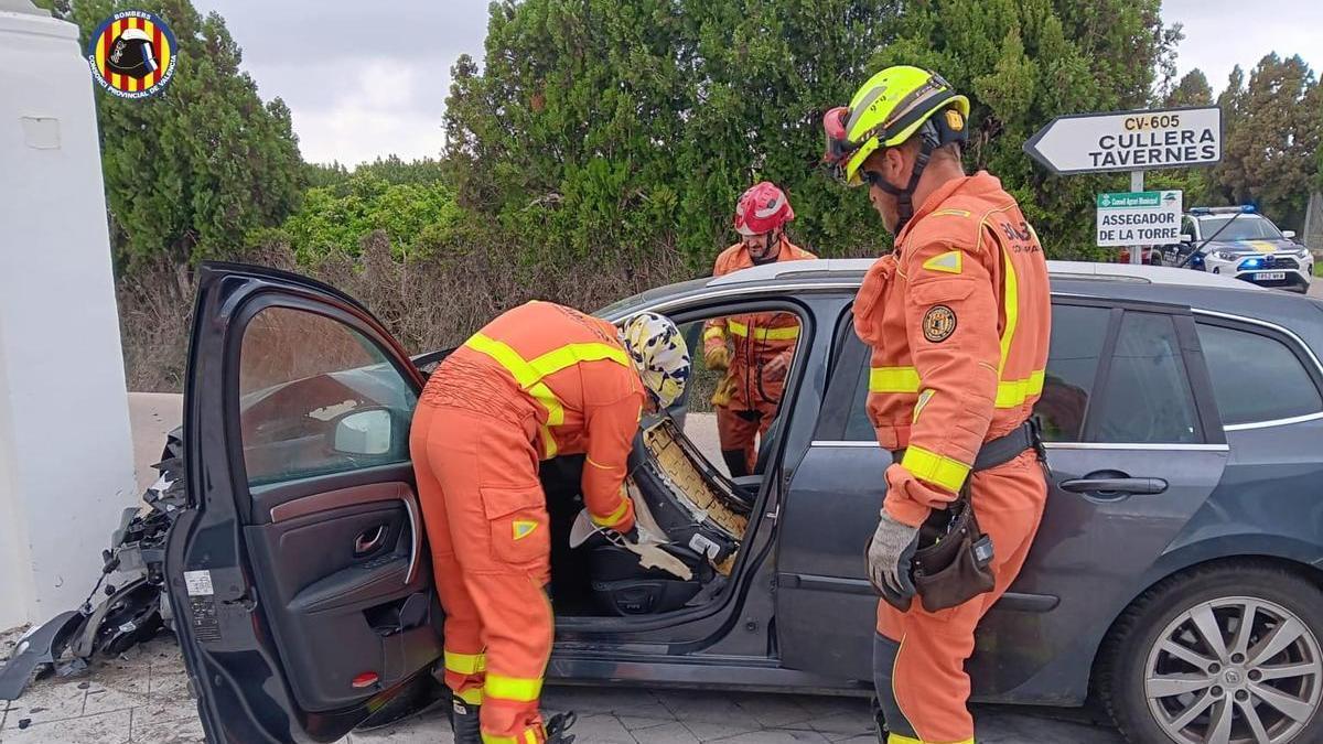 Los bomberos trabajaron en la excarcelación de la conductora del turismo.