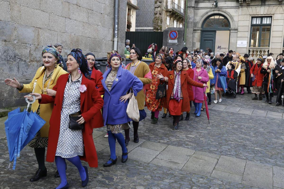 Maruxa e Coralia toman as rúas de Santiago neste luns de Entroido