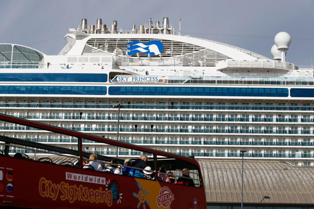 El Sky Princess en el puerto de Málaga