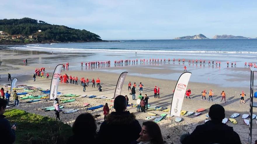 Llegada de los participantes al arenal de Patos. // Patos Surf Escola