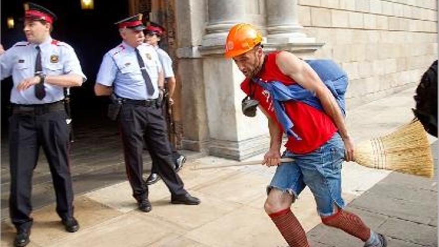 Protesta Un centenar d&#039;&quot;indignats&quot; escombren la plaça Sant Jaume