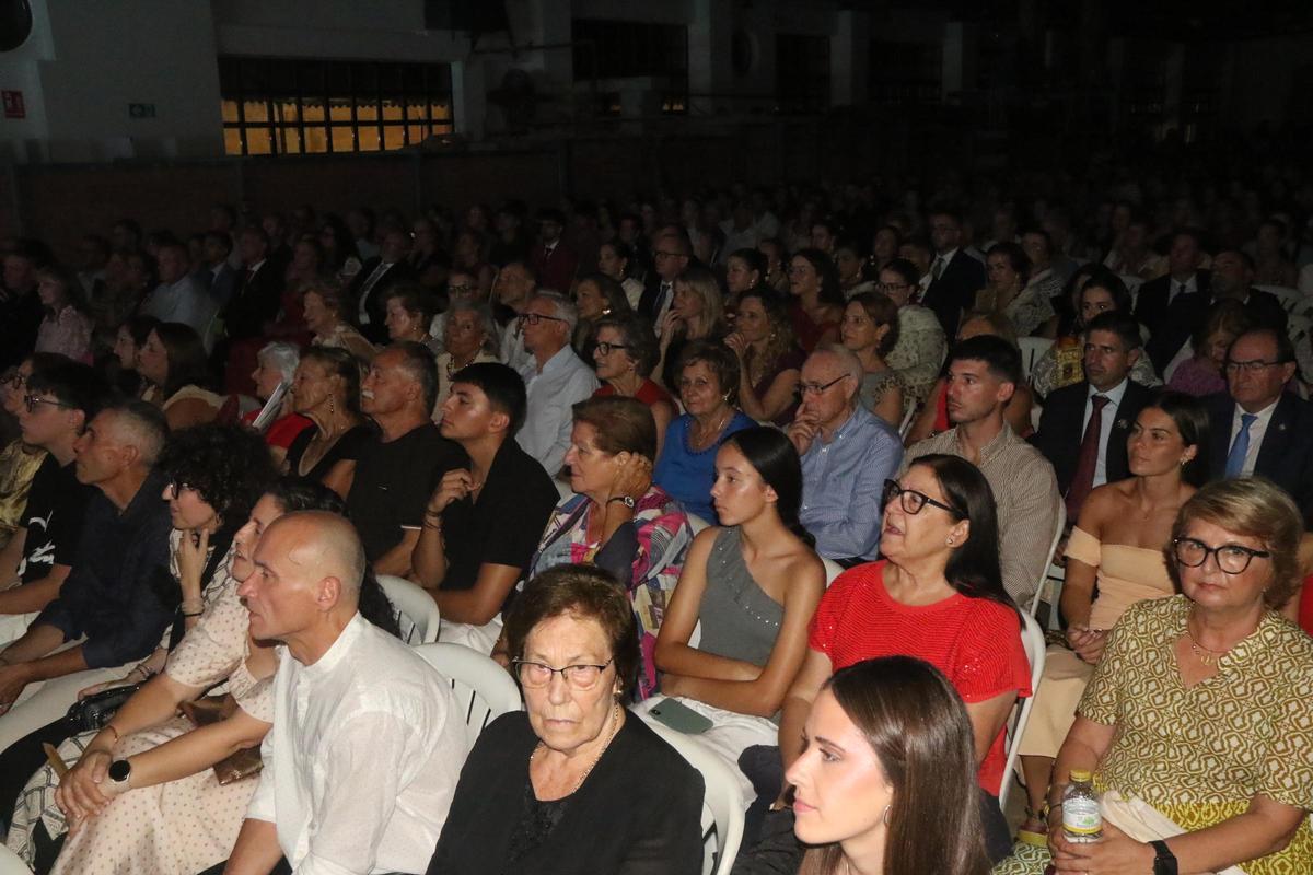El público ha acompañada a las representantes de las fiestas en esta cita.