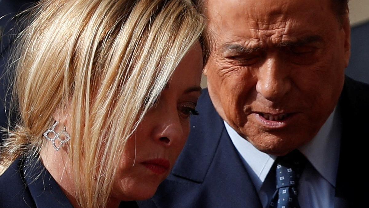 La primera ministra italiana, Giorgia Meloni, y el líder de Forza Italia, Silvio Berlusconi.