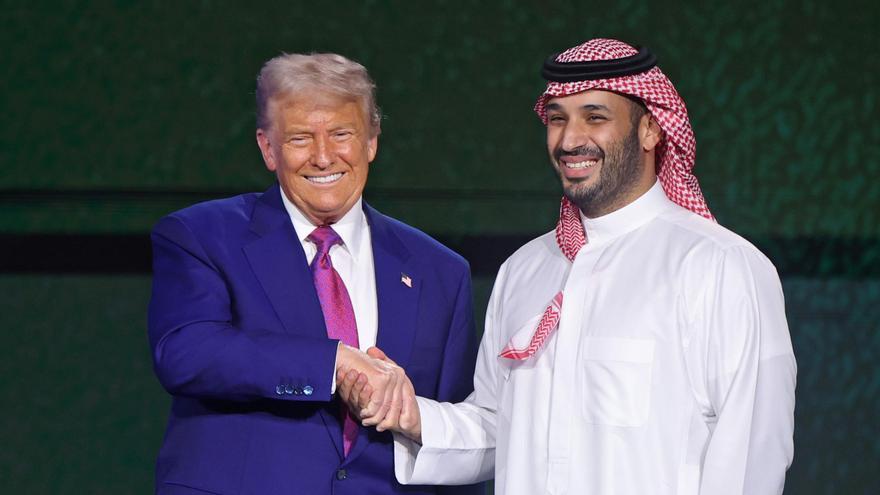 El presidente de EEUU, Donald Trump, saluda al príncipe heredero saudí, Mohamed bin Salmán, este martes en Riad.