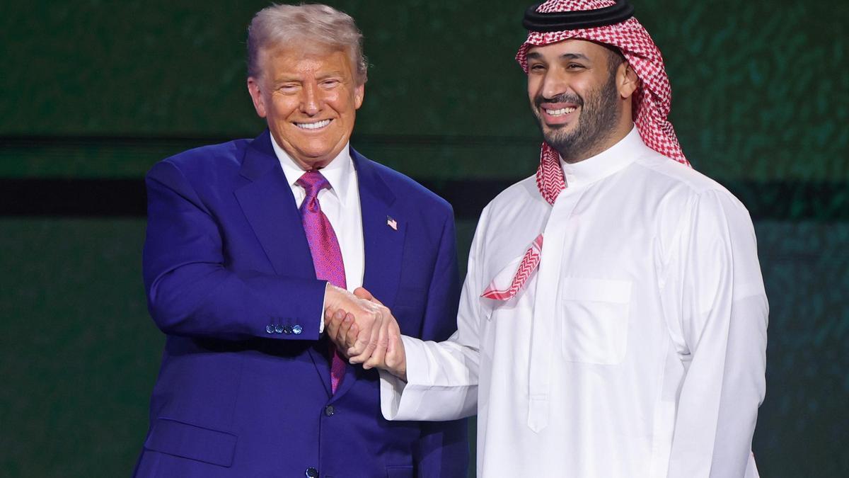El presidente de EEUU, Donald Trump, saluda al príncipe heredero saudí, Mohamed bin Salmán, en Riad.