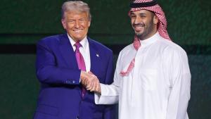 El presidente de EEUU, Donald Trump, saluda al príncipe heredero saudí, Mohamed bin Salmán, este martes en Riad.