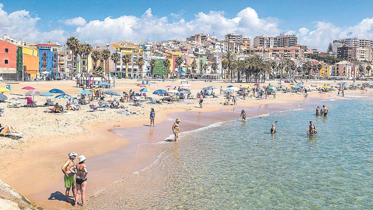 Tras comer en el puerto y admirar sus fotogénicas fachadas, el mejor plan es un baño en La Vila Joiosa.
