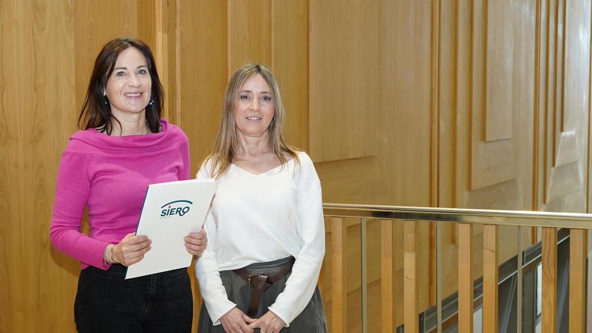 María José Fernández y Nancy Fonseca, este viernes, en el Centro Polivalente de Lugones.