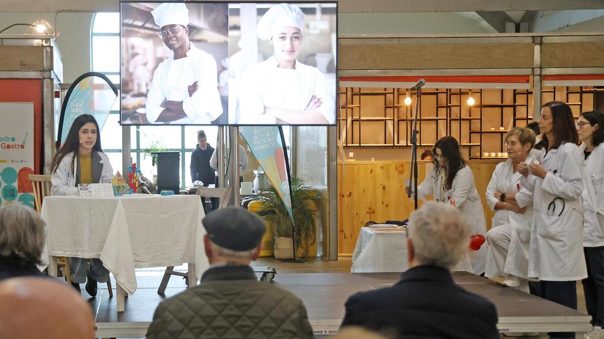 Enfermeras del área sanitaria durante una jornada informativa en el Mercado de Pontevedra.