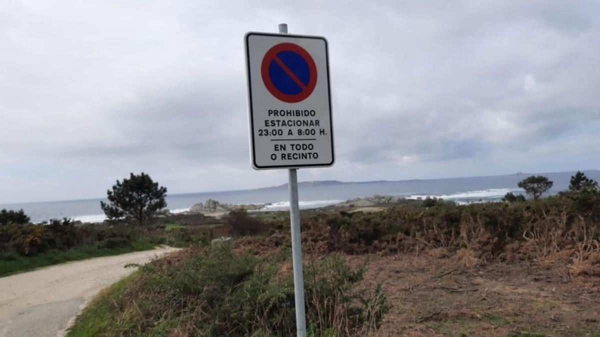 Una de las señales que prohiben estacionar de noche en Con Negro.