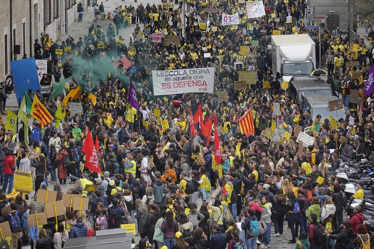 Les imatges de la protesta dels docents davant de la Generalitat a Girona