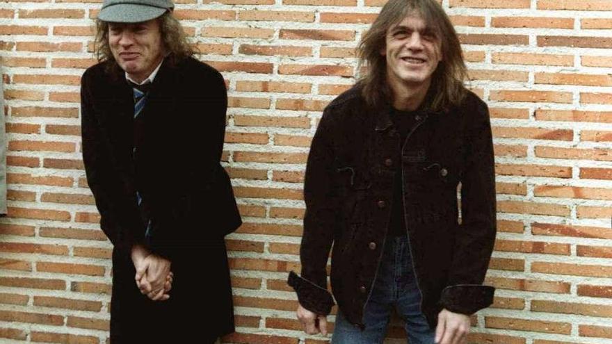 Malcolm Young (dcha.) junto a su hermano Angus en una imagen del año 2000.