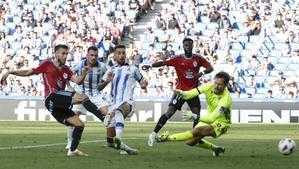 SAN SEBASTIÁN, 19/08/2023.- Óscar Mingueza (i) defensa del Celta de Vigo dispara a puerta durante el partido de LaLiga que se disputa este sábado entre la Real Sociedad y el Celta, en el Reale Arena de San Sebastián. EFE/ Juan Herrero