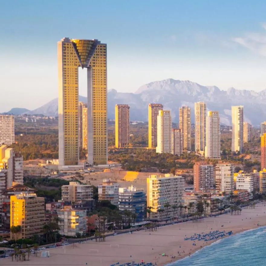 La ciudad de la que Alaska se declara enamorada está llena de rascacielos frente al Mediterráneo