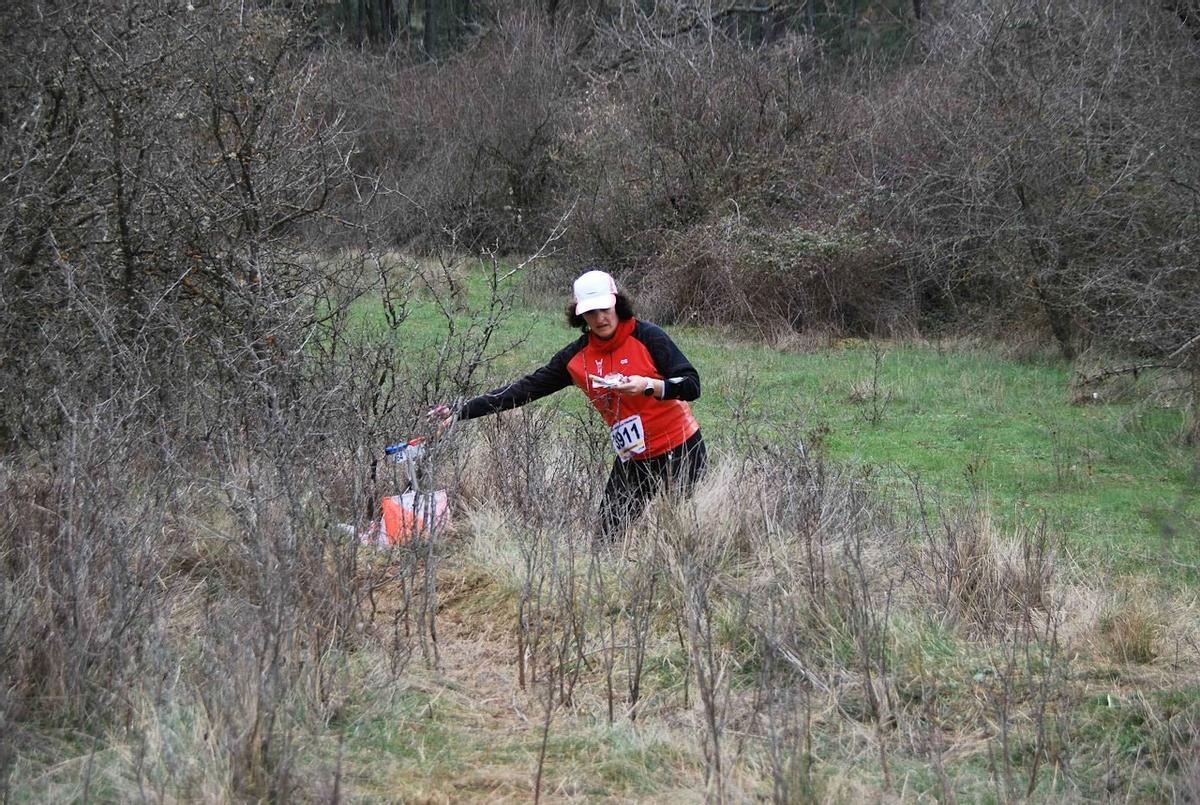 Una corredora del CAX Orientació pasando por una baliza del Trofeo de Cuenca.