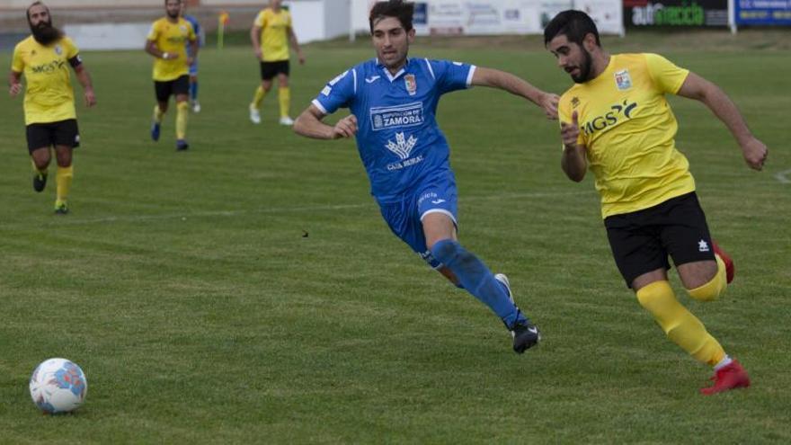 Noel corre tras el balón