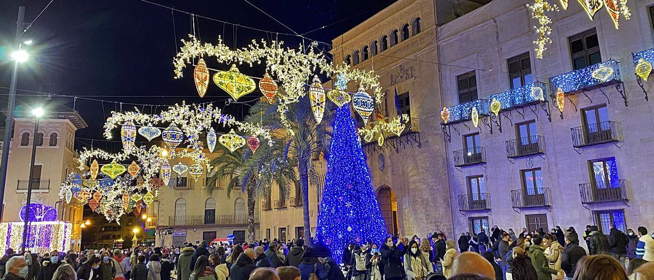 La Plaça de Baix con la iluminación navideña el año pasado. | MATÍAS SEGARRA