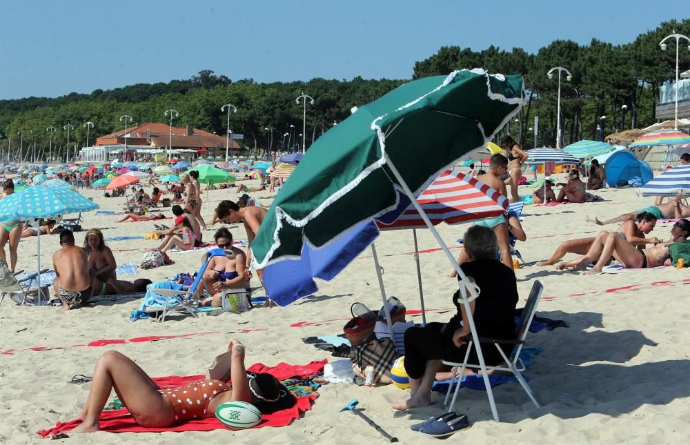 Vigo disfruta del sol del verano con un Samil a rebosar. // Marta G. Brea