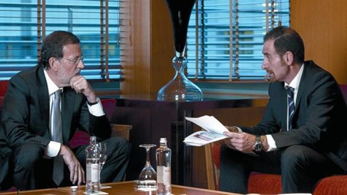 Mariano Rajoy y el director de EL PERIÓDICO, Enric Hernàndez, durante la entrevista.