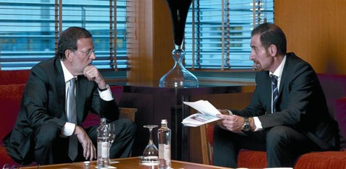 Mariano Rajoy y el director de EL PERIÓDICO, Enric Hernàndez, durante la entrevista.