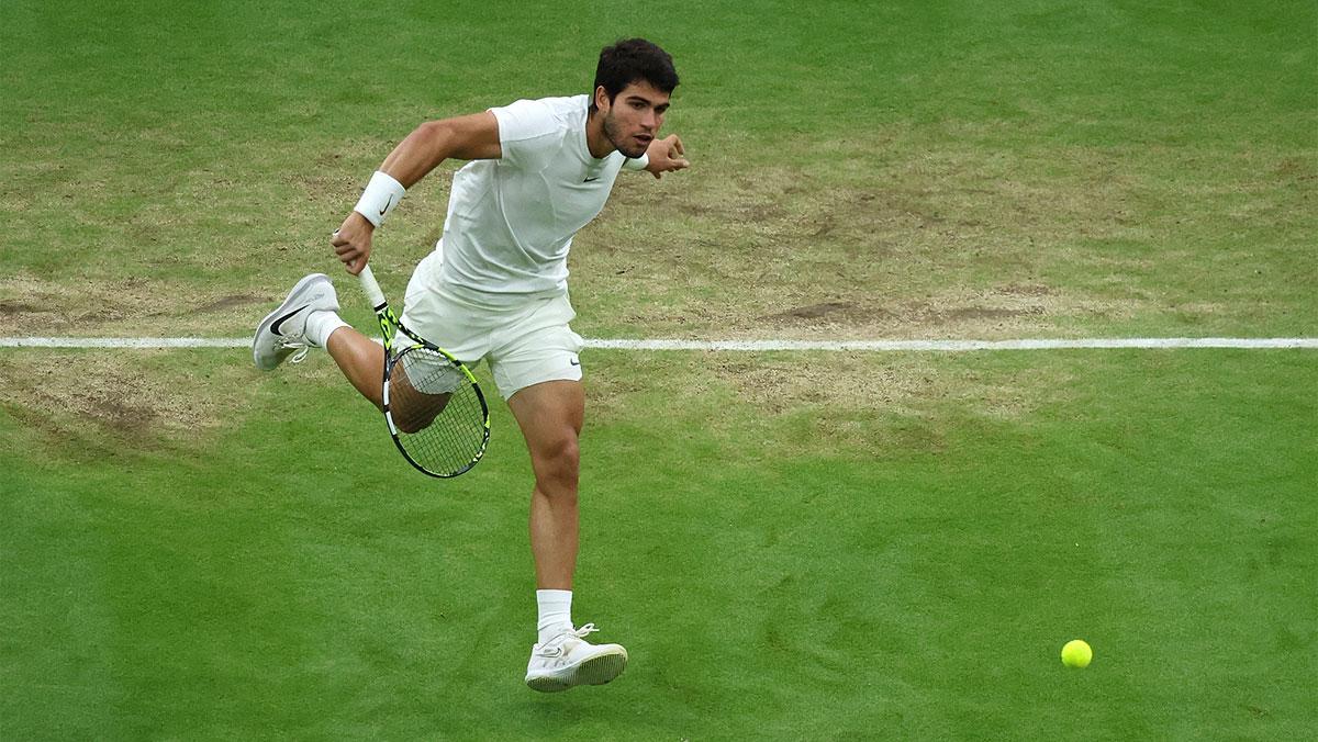 Carlos Alcaraz, en un momento de la semifinal de Wimbledon ante Daniil Medvedev.