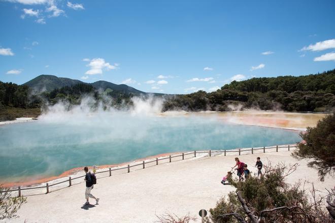 Champagne Pool en Wai-O-Tapu área geotermal en Nueva Zelanda