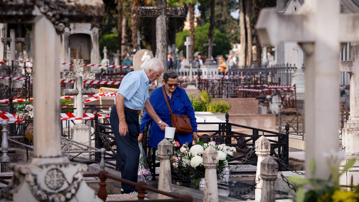 El Día de Todos los Santos en los cementerios cordobeses.